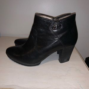 High heeled booties - black